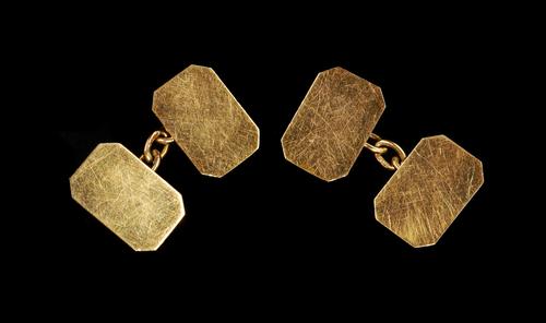 A PAIR OF GOLD RECTANGULAR CUFFLINKS