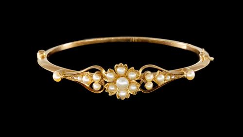 AN EDWARDIAN SEED PEARL BANGLE