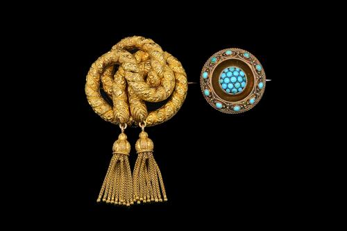 AN ANTIQUE TURQUOISE BROOCH AND A GOLD AND TASSLE ANTIQUE BROOCH (2)