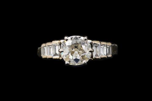 A 1.91 CARATS ART DECO STYLE DIAMOND RING