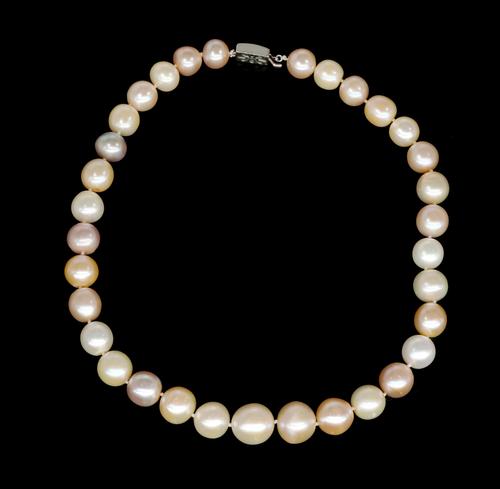 A VARICOLOURED SOUTH SEA CULTURED PEARL NECKLACE