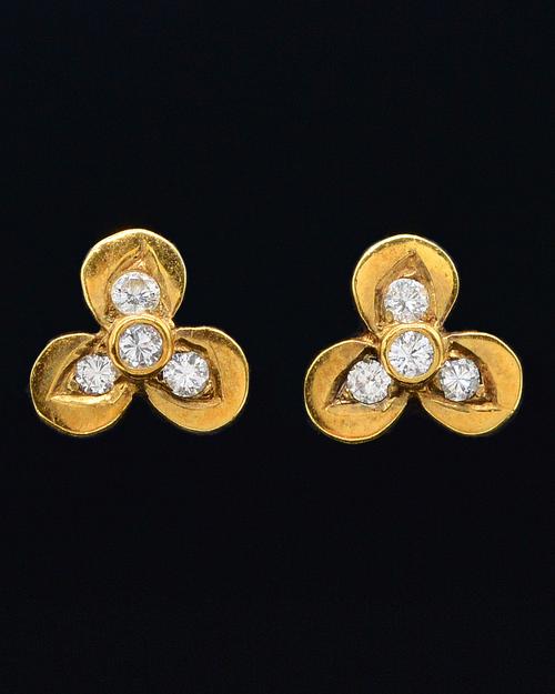 A PAIR OF DIAMOND STUD EARRINGS
