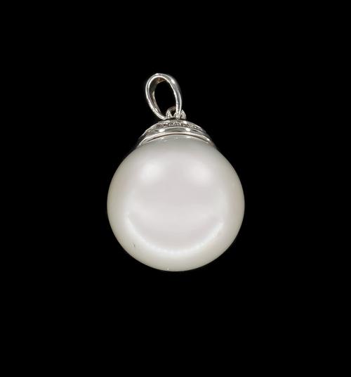 A SOUTH SEA CULTURED PEARL PENDANT WITH DIAMONDS