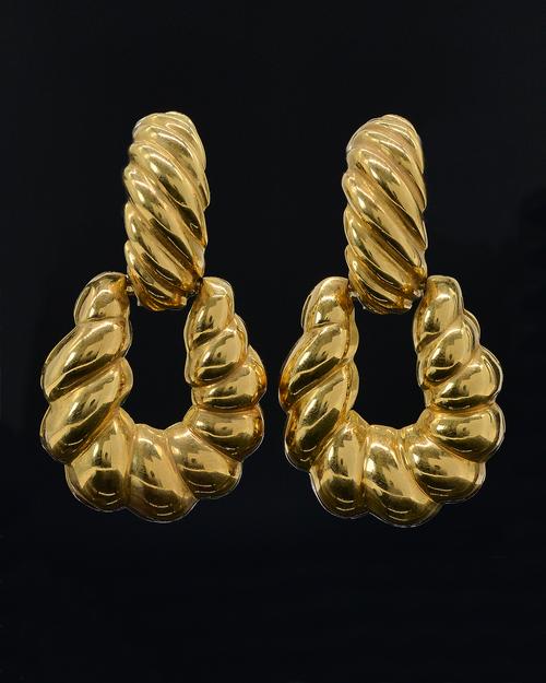 A PAIR OF GOLD PENDANT EARRINGS
