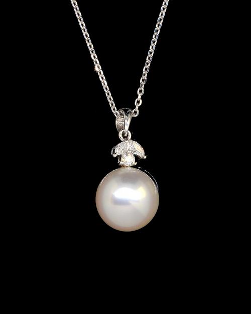 A CULTURED PEARL AND DIAMOND PENDANT AND CHAIN (2)