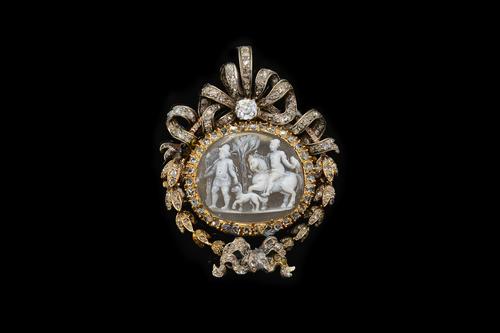 A VICTORIAN CAMEO AND DIAMOND PENDANT BROOCH