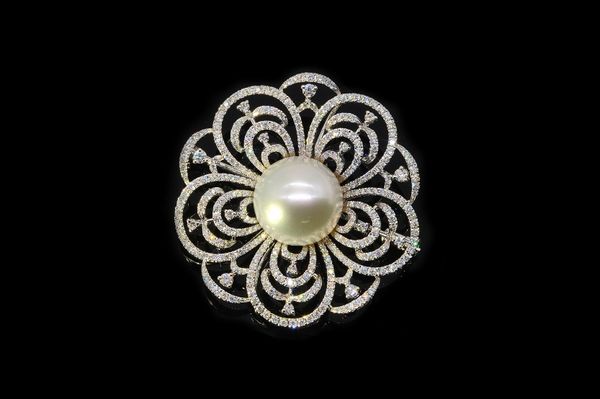 A CULTURED PEARL AND DIAMOND PENDANT BROOCH