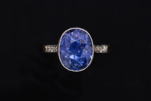 A CEYLON SAPPHIRE AND DIAMOND RING