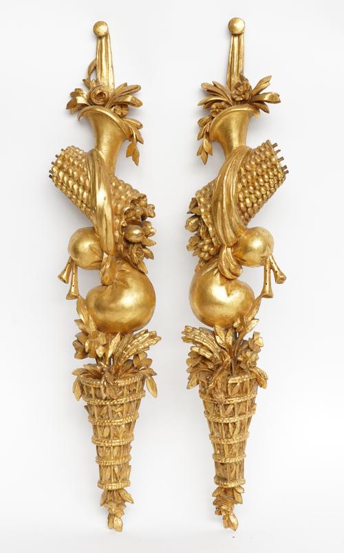 A PAIR OF CARVED GILTWOOD WALL APPLIQUÉS (2)