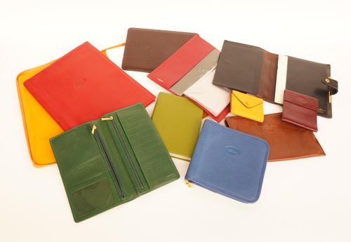 A COLLECTION OF LEATHER DESK AND DOCUMENT ACCESSORIES (11)
