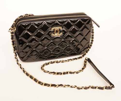 CHANEL: A CC BLACK PATENT LEATHER QUILTED HANDBAG