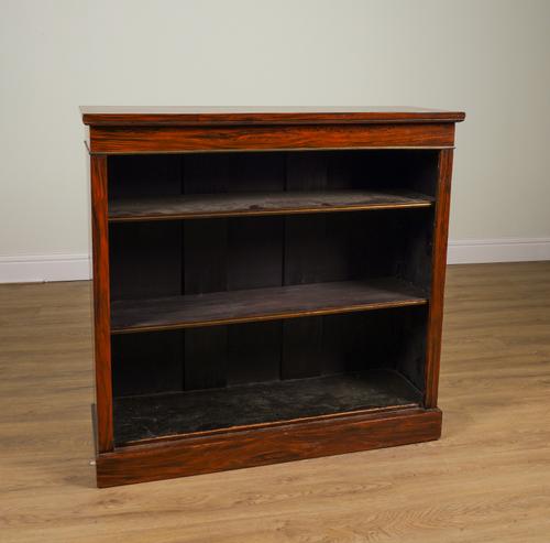 A FAUX ROSEWOOD PARCEL GILT FLOOR STANDING OPEN BOOKCASE