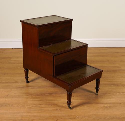 A SET OF EARLY 19TH CENTURY MAHOGANY THREE TIER BED STEPS