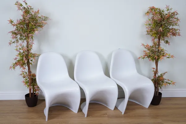 A SET OF EIGHT WHITE PRESSED RESIN DINING CHAIRS (8)