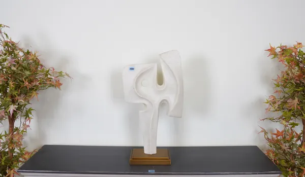 A FAUX MARBLE ABSTRACT SCULPTURE ON STAND