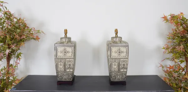 A PAIR OF VASE SHAPED TABLE LAMPS WITH CLASSICAL DECORATION (2)