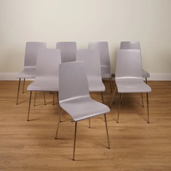 A SET OF EIGHT GREY PAINTED DINING CHAIRS (8)