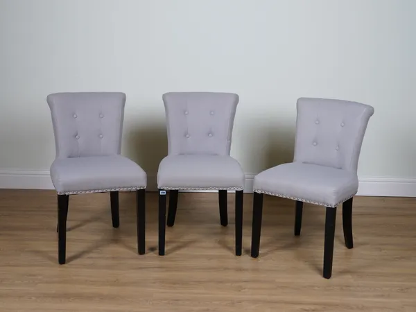 A SET OF FOUR GREY UPHOLSTERED SIDE CHAIRS (4)