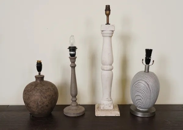 A GROUP OF FOUR VARIOUS MODERN TABLE LAMPS (4)