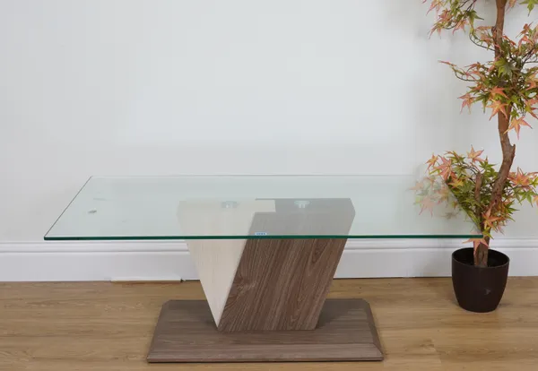 A OAK AND GLASS RECTANGULAR COFFEE TABLE