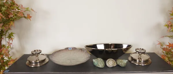 A GROUP OF DECORATIVE OBJECTS INCLUDING A GLASS BOWL (7)