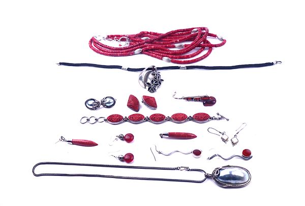 A CORAL NECKLACE AND TEN FURTHER ITEMS OF JEWELLERY (11)
