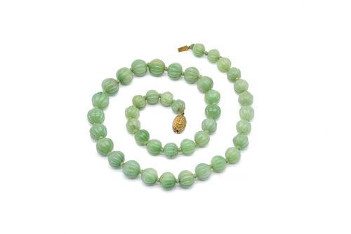 A SINGLE ROW NECKLACE OF GREEN AVENTURINE QUARTZ BEADS