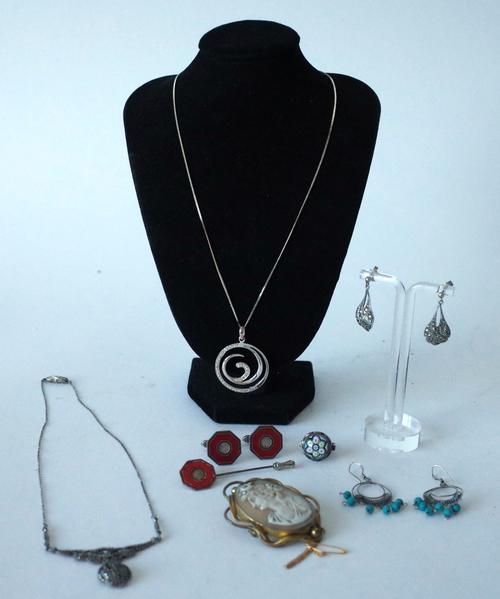 EIGHT ITEMS OF JEWELLERY (8)