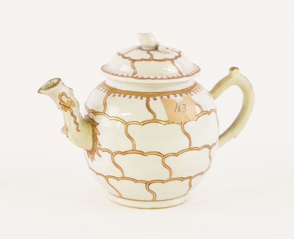 A CHINESE EXPORT BULLET SHAPED TEAPOT AND COVER (2)