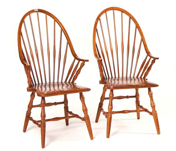 A PAIR OF 20TH CENTURY BEECH WINDSOR ARMCHAIRS (2)