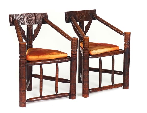 A PAIR OF 17TH CENTURY STYLE OAK TURNER'S CHAIRS (2)