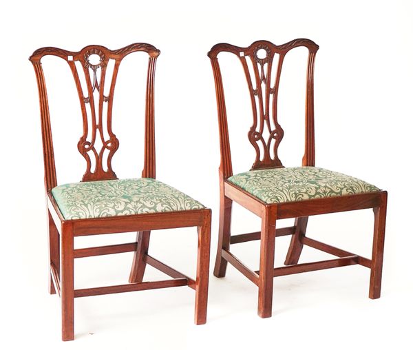 A PAIR OF GEORGE III MAHOGANY DINING CHAIRS (2)