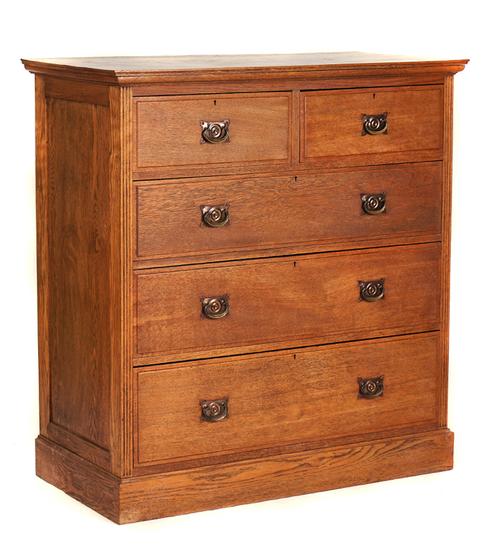 AN EARLY 20TH CENTURY OAK CHEST