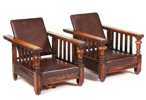 A PAIR OF MID-20TH CENTURY OAK EASY ARMCHAIRS (2)