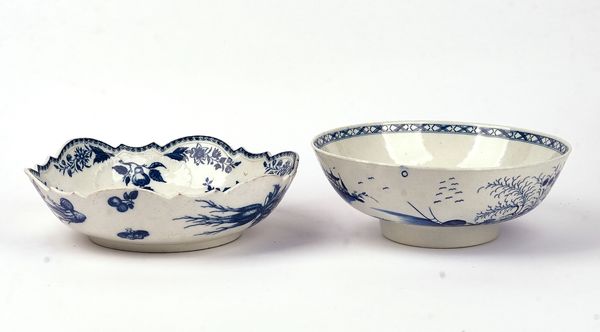 A WORCESTER PORCELAIN BLUE AND WHITE BOWL