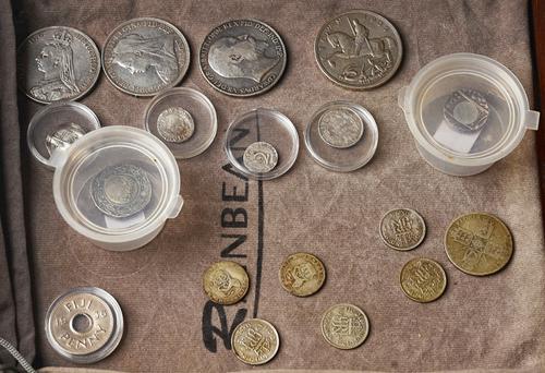 A COLLECTION OF COINS, MEDALLIONS AND MILITARIA (QTY)