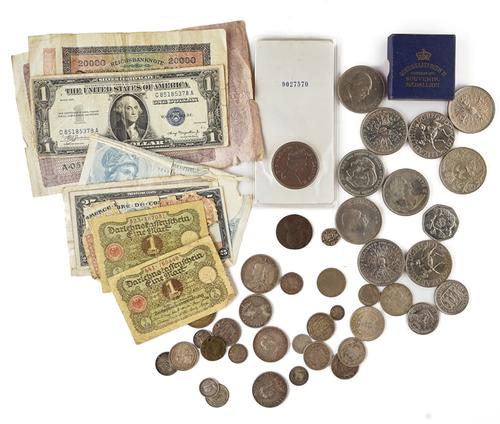 A COLLECTION OF BRITISH AND FOREIGN COINS AND BANKNOTES (QTY)