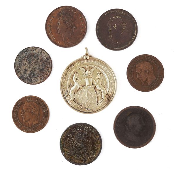 A GEORGE IV PENNY, 1825, AND SEVEN FURTHER ITEMS