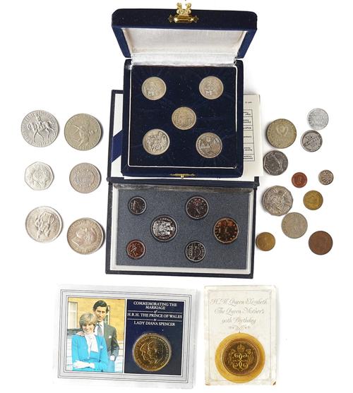 A COLLECTION OF BRITISH AND FOREIGN COINS (QTY)