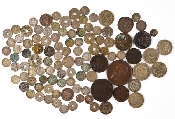 A GROUP OF BRITISH AND FOREIGN COINS AND A FEW FURTHER ITEMS