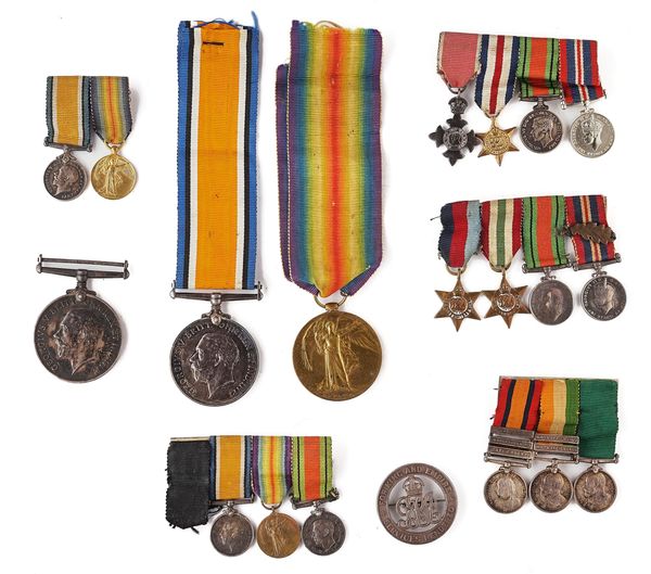 A GROUP OF MEDALS AND MINIATURE MEDALS (QTY)
