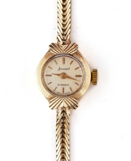AN ACCURIST 9CT GOLD LADY'S BRACELET WRISTWATCH