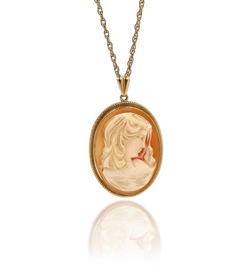A 9CT GOLD MOUNTED OVAL SHELL CAMEO PENDANT, WITH A NECKCHAIN