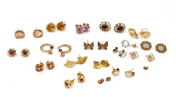 A PAIR OF GOLD EARRINGS AND FIFTEEN FURTHER PAIRS OF MOSTLY EARSTUDS (16)