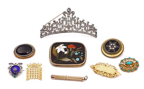 A RECTANGULAR PIETRA DURA BROOCH AND EIGHT FURTHER ITEMS (9)