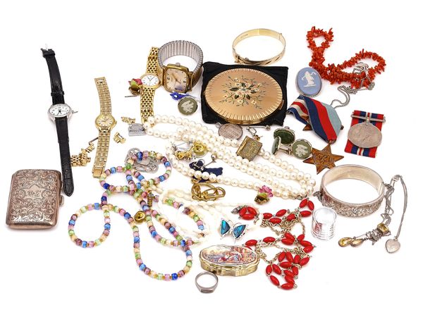 A GROUP OF JEWELLERY AND FURTHER ITEMS (QTY)