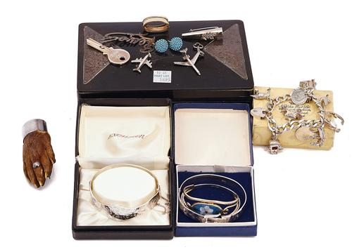 A SILVER FACETED CURB LINK CHARM BRACELET AND FURTHER ITEMS (QTY)