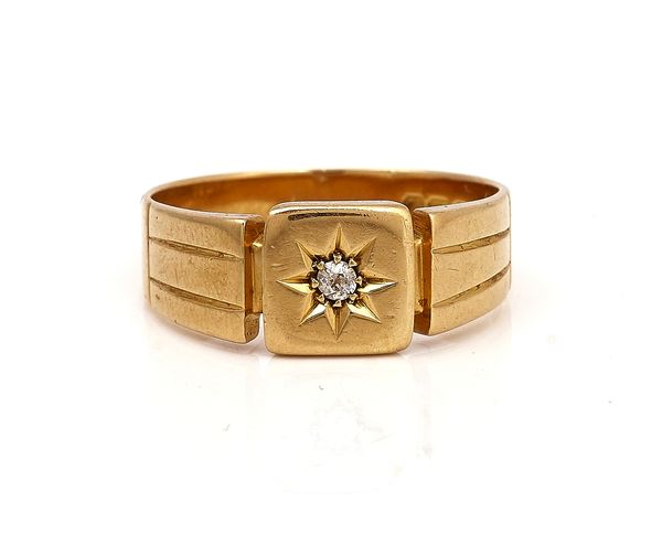 AN 18CT GOLD RING, STAR SET WITH A CUSHION SHAPED DIAMOND