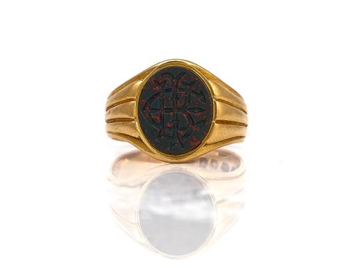 A VICTORIAN 18CT GOLD AND BLOODSTONE OVAL SIGNET RING