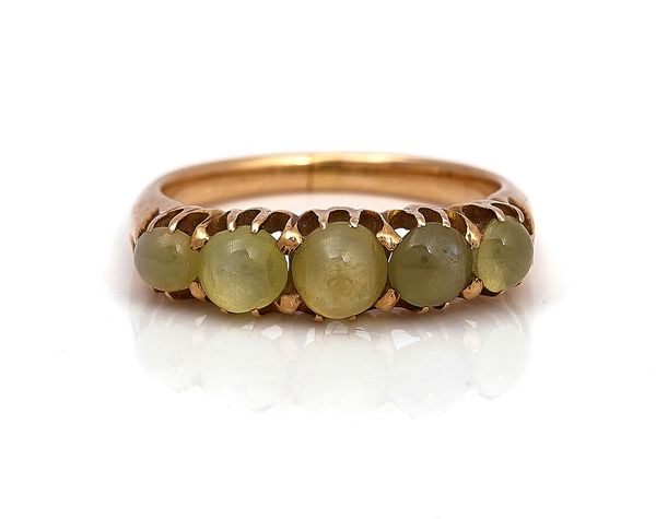 A GOLD AND CHRYSOBERYL CAT'S EYE FIVE-STONE RING